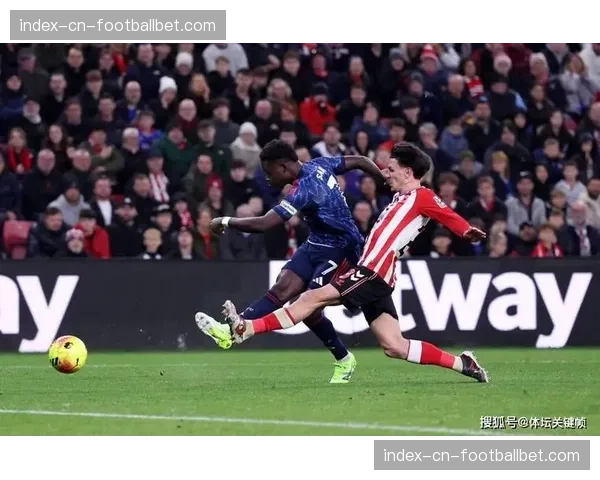 萨卡掩面而坐，赖斯上前安慰——阿森纳出局后的更衣室