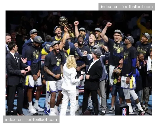 NBA关怀行动，勇士队球员集体访问奥克兰社区中心