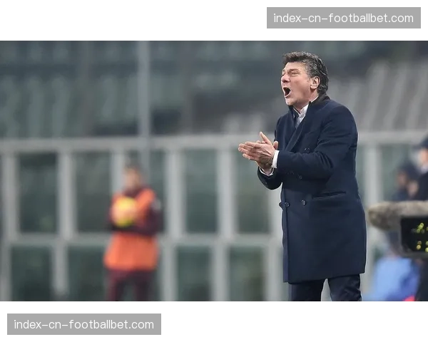 场边观察:那不勒斯主帅在丢球后向队员反复比划肋部防守站位 场边观察:那不勒斯主帅在丢球后向队员反复比划肋部防守站位